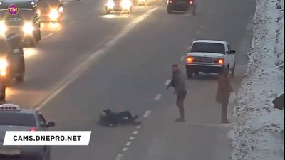 Водій побив пішоходів, які переходили дорогу у недозволеному місці (ВІДЕО)