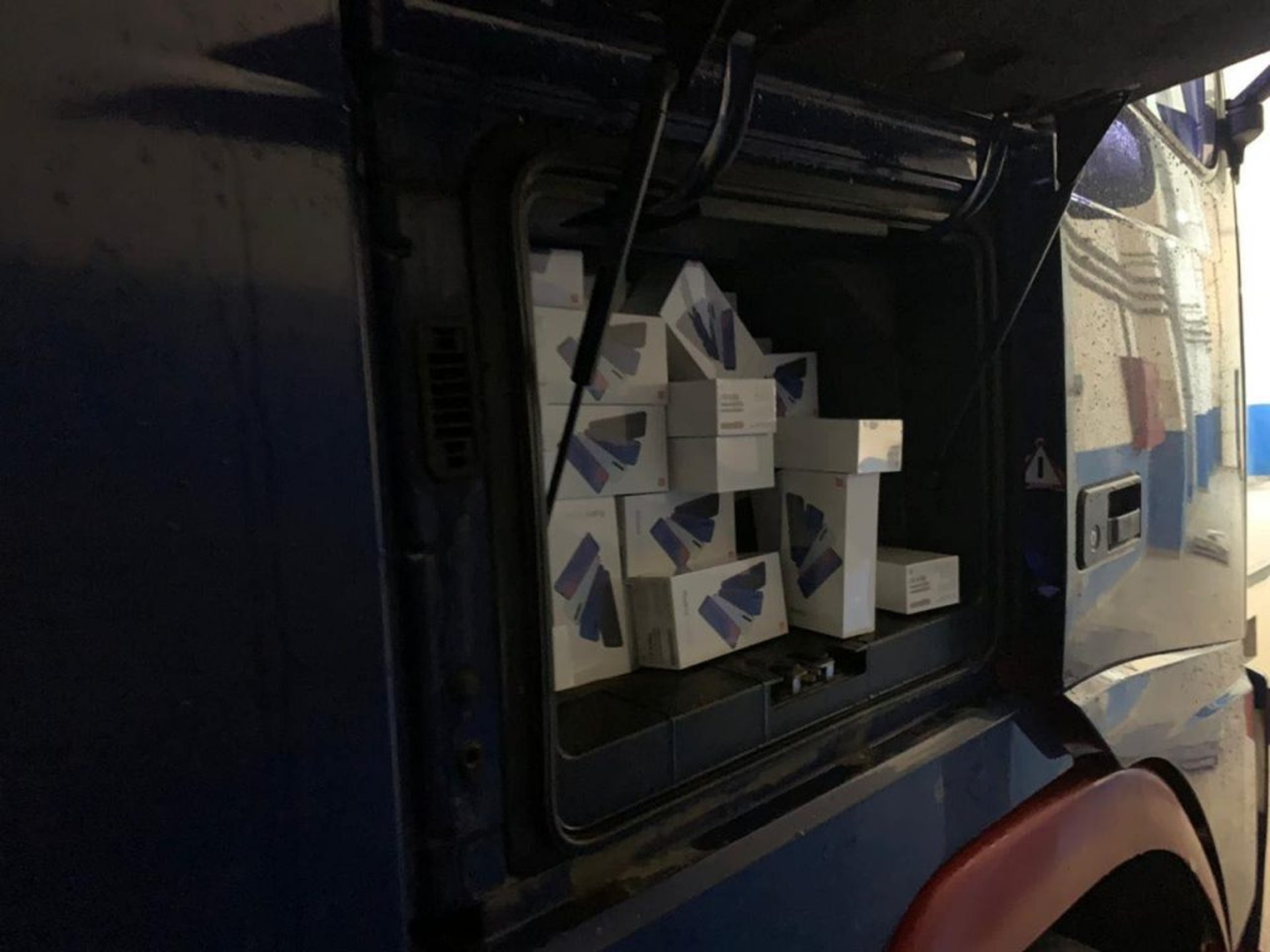 Як на Раві-Руській прикордонники не пропустили нелегальні телефони та одяг. Фото прес-служба Львівського прикордонного загону