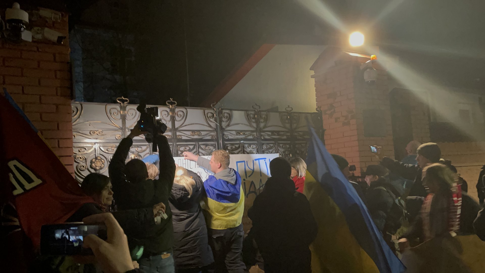 У Львові під стінами Генконсульства РФ виконали Гімн України, фото Четверта студія