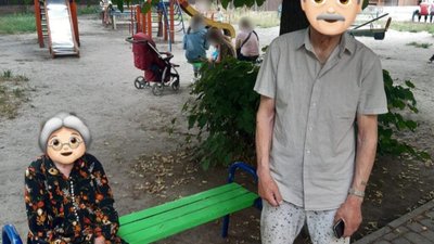 Львівські патрульні повернули додому бабусю, яка загубилася