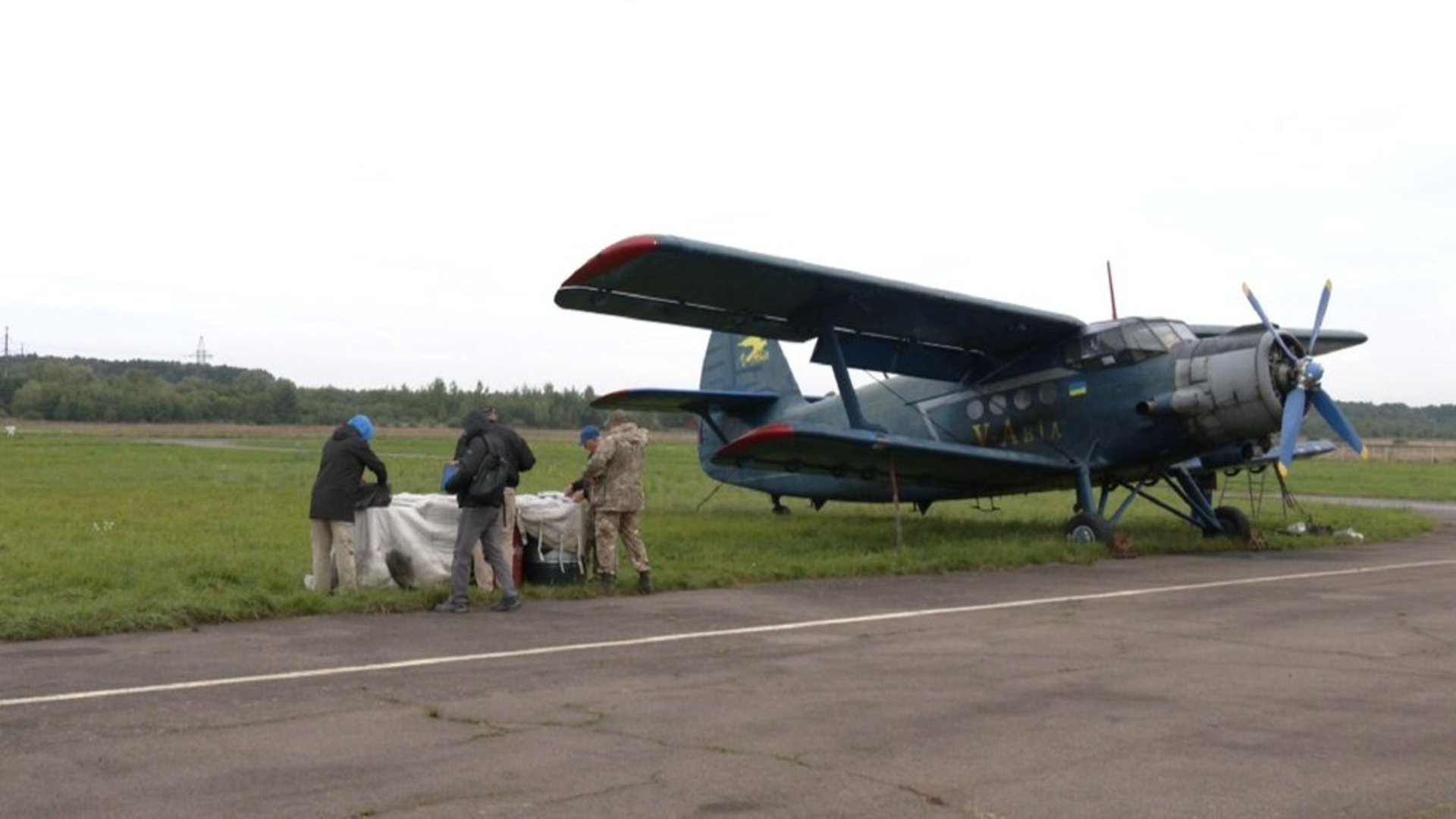На Львівщині з літаків розкидають вакцину