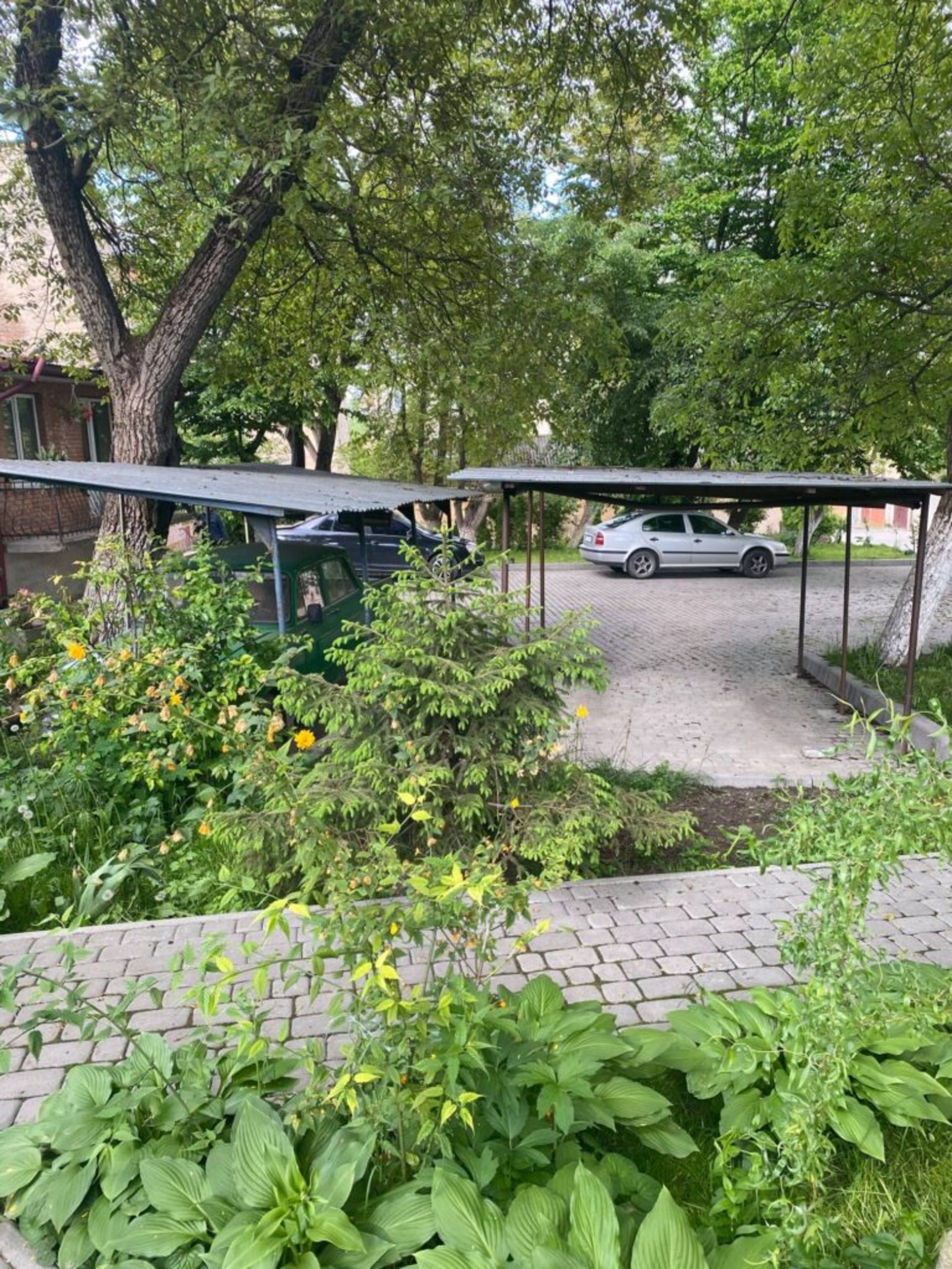 У центрі Львова побудували накриття для автомобілів, фото Гаряча лінія міста Львова