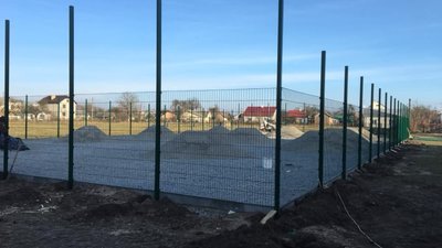 У Красному будують сучасний спортивний майданчик