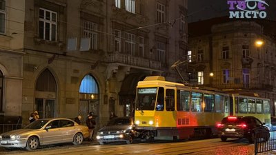 У центрі Львова автомобіль не розминувся із трамваєм