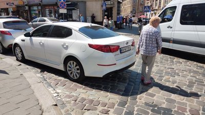 У Львові машину запаркували прямо на пішохідному переході (ФОТО)
