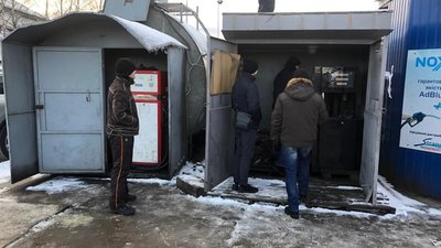 У Львові біля готелю виявили небезпечні АЗС (ВІДЕО)