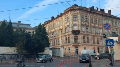 У Львові біля Винниківського ринку запаркувався автомобіль (ФОТО)