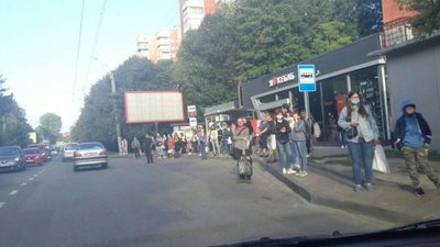 Урбаністи Садового: у Львові на зупинках громадського транспорту можна купити усе, крім квитка