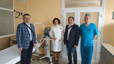 Синютка та Княжицький передали до львівської лікарні апарат ШВЛ (ФОТО)