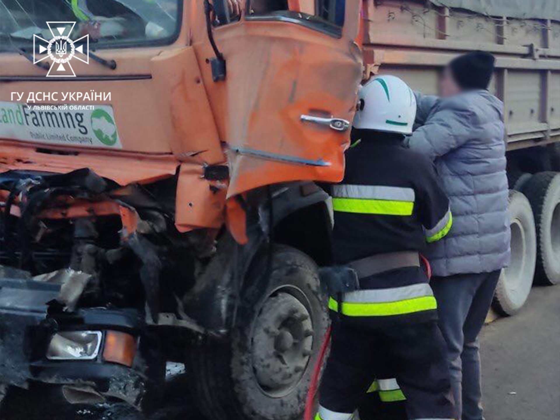 На Львівщині не розминулись дві вантажівки