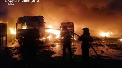 На Львівщині горіли чотири вантажівки