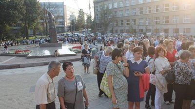 У Львові віряни годинами стоять  в черзі, щоб помолитися перед мощами святого Антонія Падевського (ФОТО)