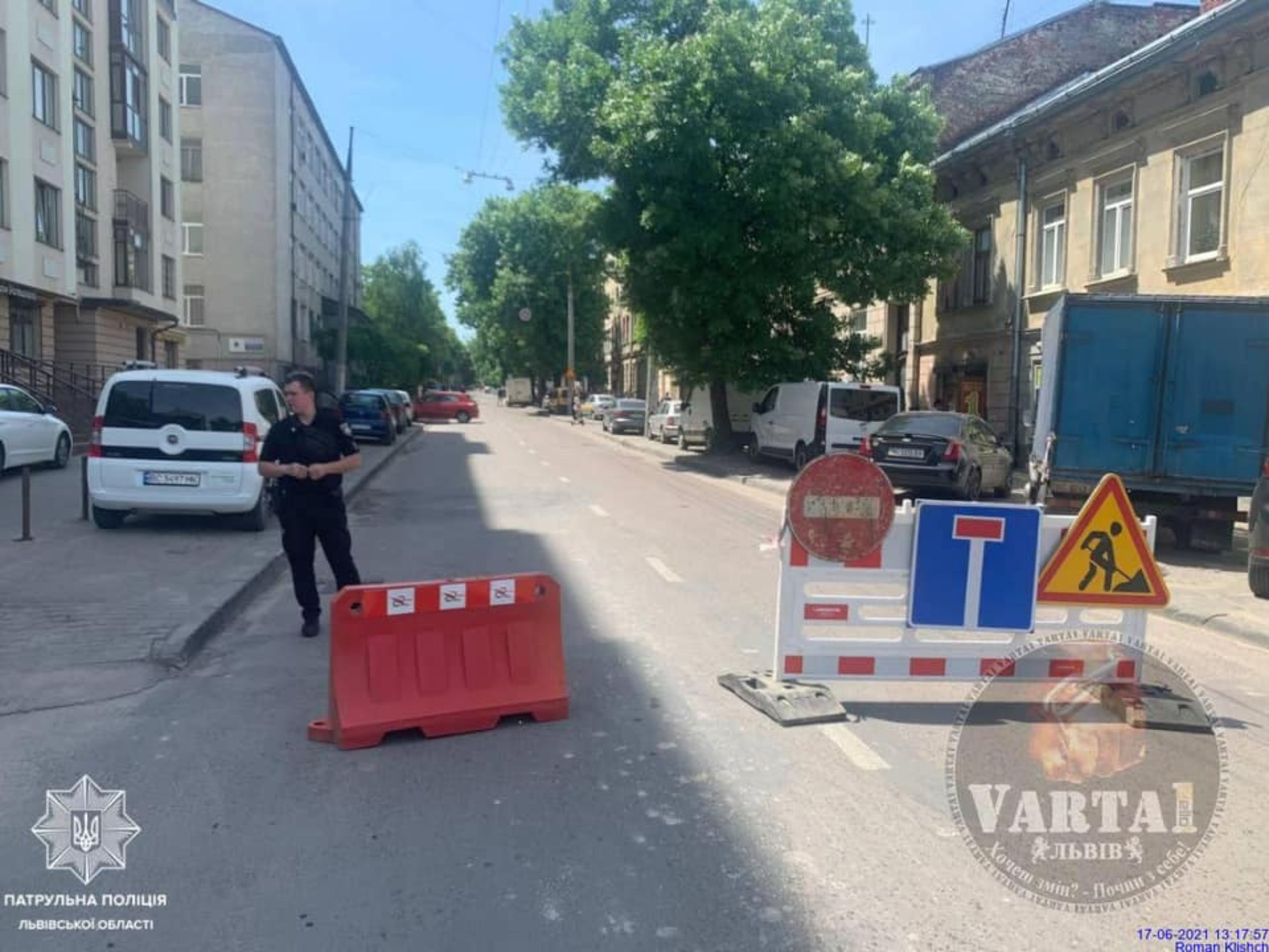 У Львові посеред дороги утворилось провалля