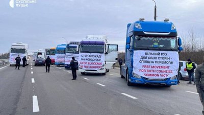 Українські перевізники розпочали блокаду для поляків на кордоні (ВІДЕО)
