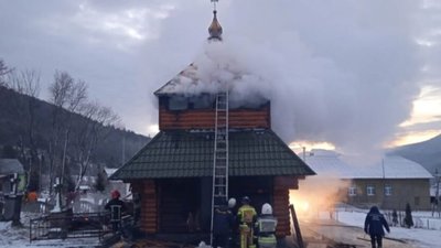 На Львівщині горіла стародавня дзвіниця (ФОТО)