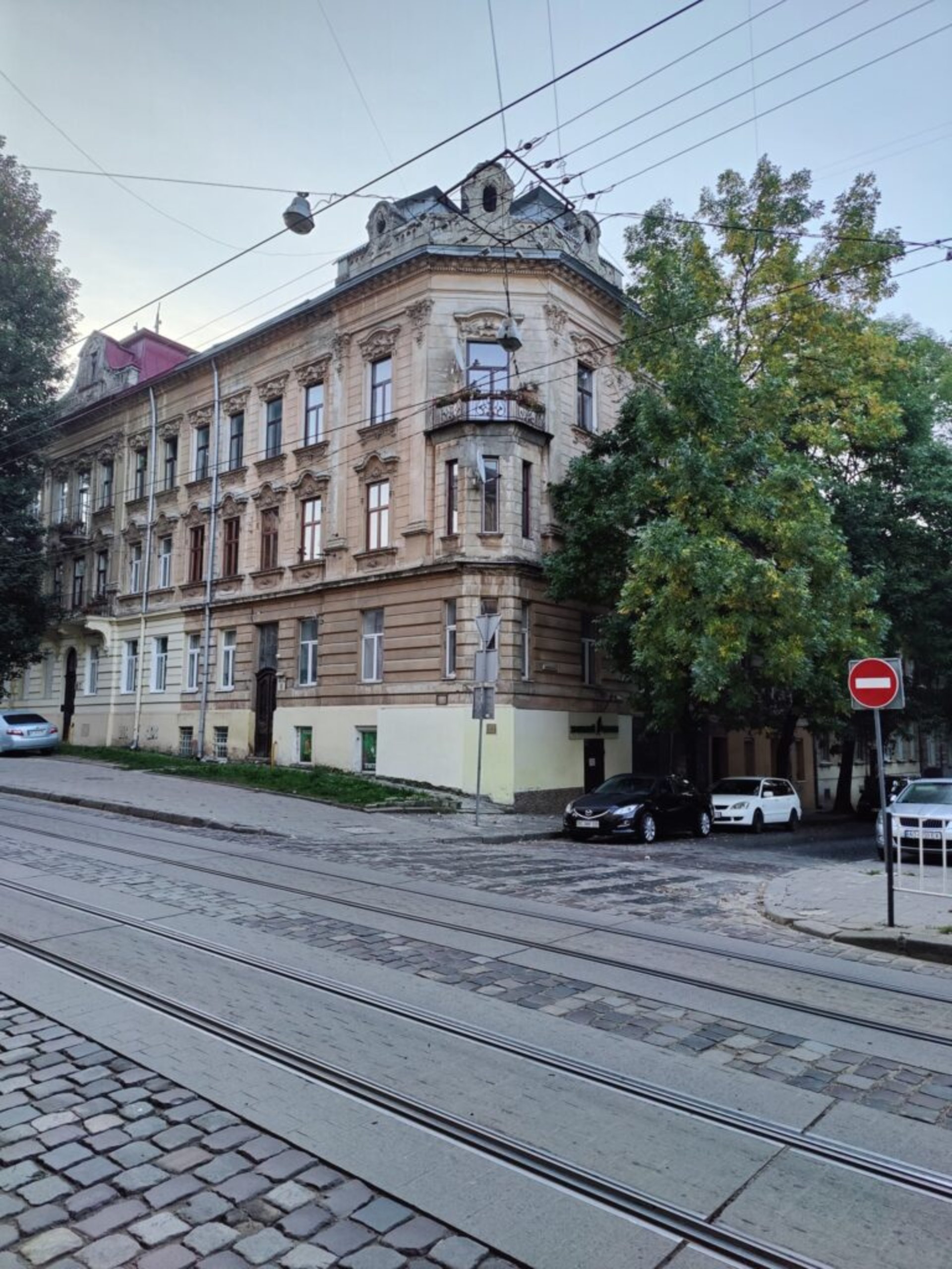 У Львові частина фасаду будинку впала на припаркований автомобіль