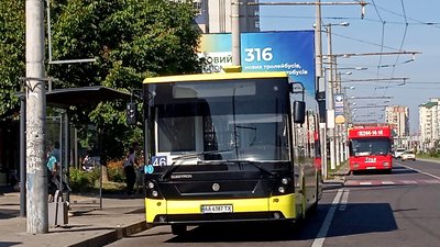 У Львові водій Садового грубо порушив правила дорожнього руху (ВІДЕО)