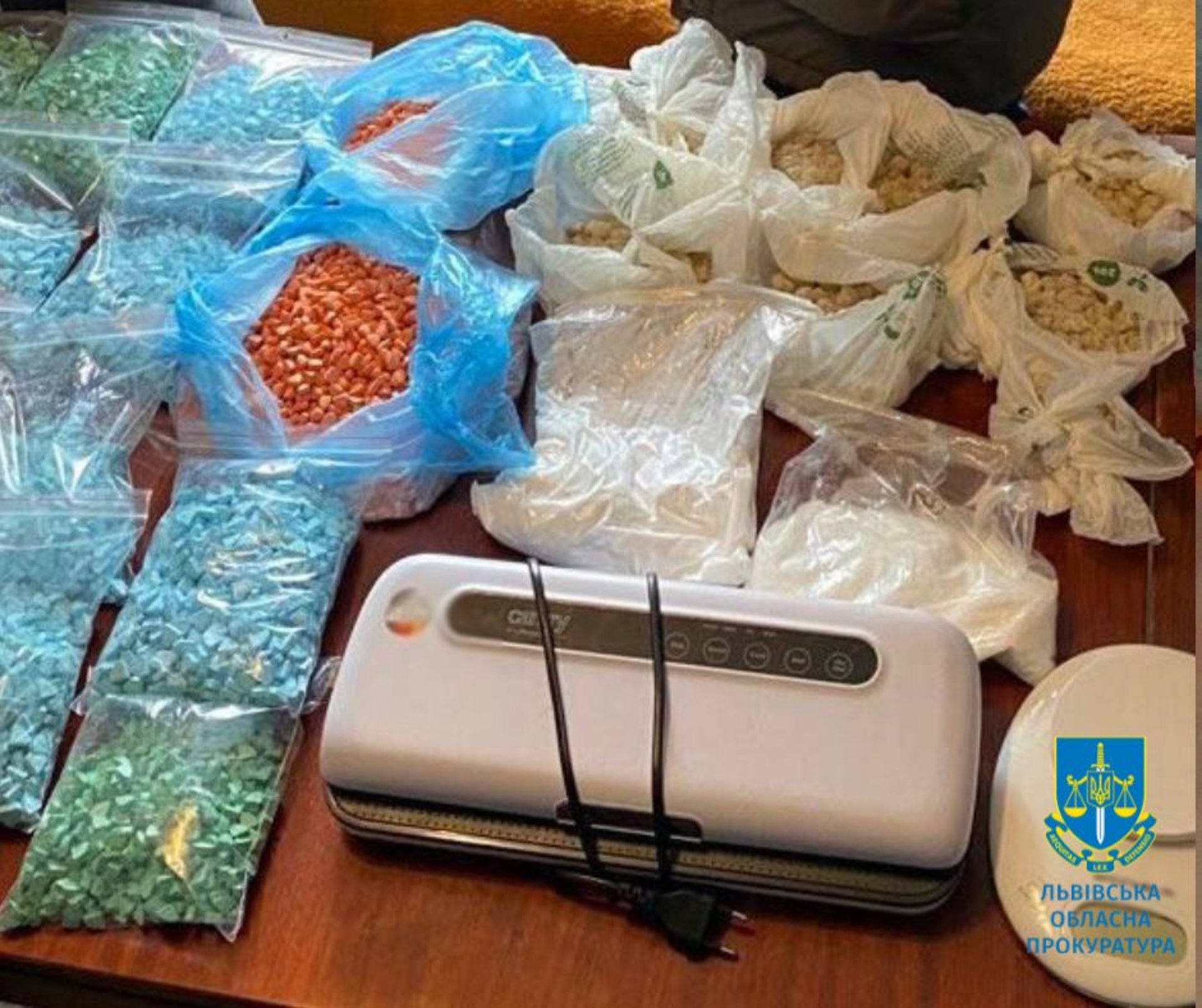 Мешканка Києва з-за кордону відправила до Львова психотропи