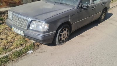 У Львові покинутий автомобіль заважає руху