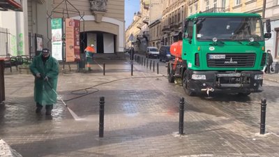 Як у центрі Львова миють вулиці (ВІДЕО)