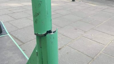 У Львові на вулиці Чупринки помітили зламаний самокат (ФОТО)