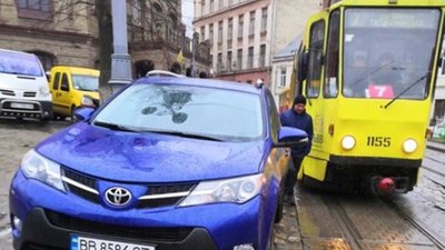 У Львові гості з Луганської області заблокували рух трамваю (ФОТО)