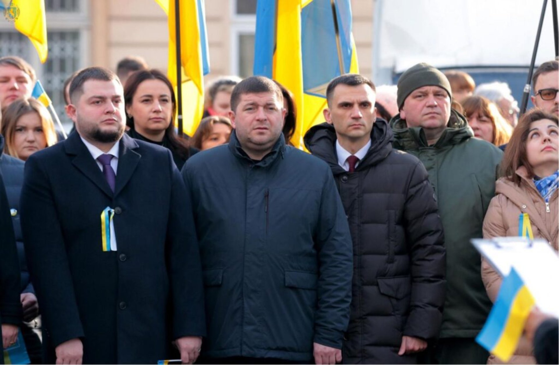 біля Львівської ОДА підняли синьо-жовтий стяг, фото ЛОДА