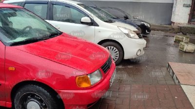 У Львові водій перекрив доступ до пандуса