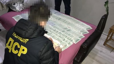 На Львівщині у банди, котра вимагала гроші у заробітчан, вилучили понад 50 тисяч доларів