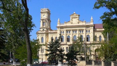 У Херсоні фурами вивозили експонати і майно з художнього музею