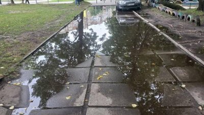 У Львові затоплює вулицю (ФОТО)