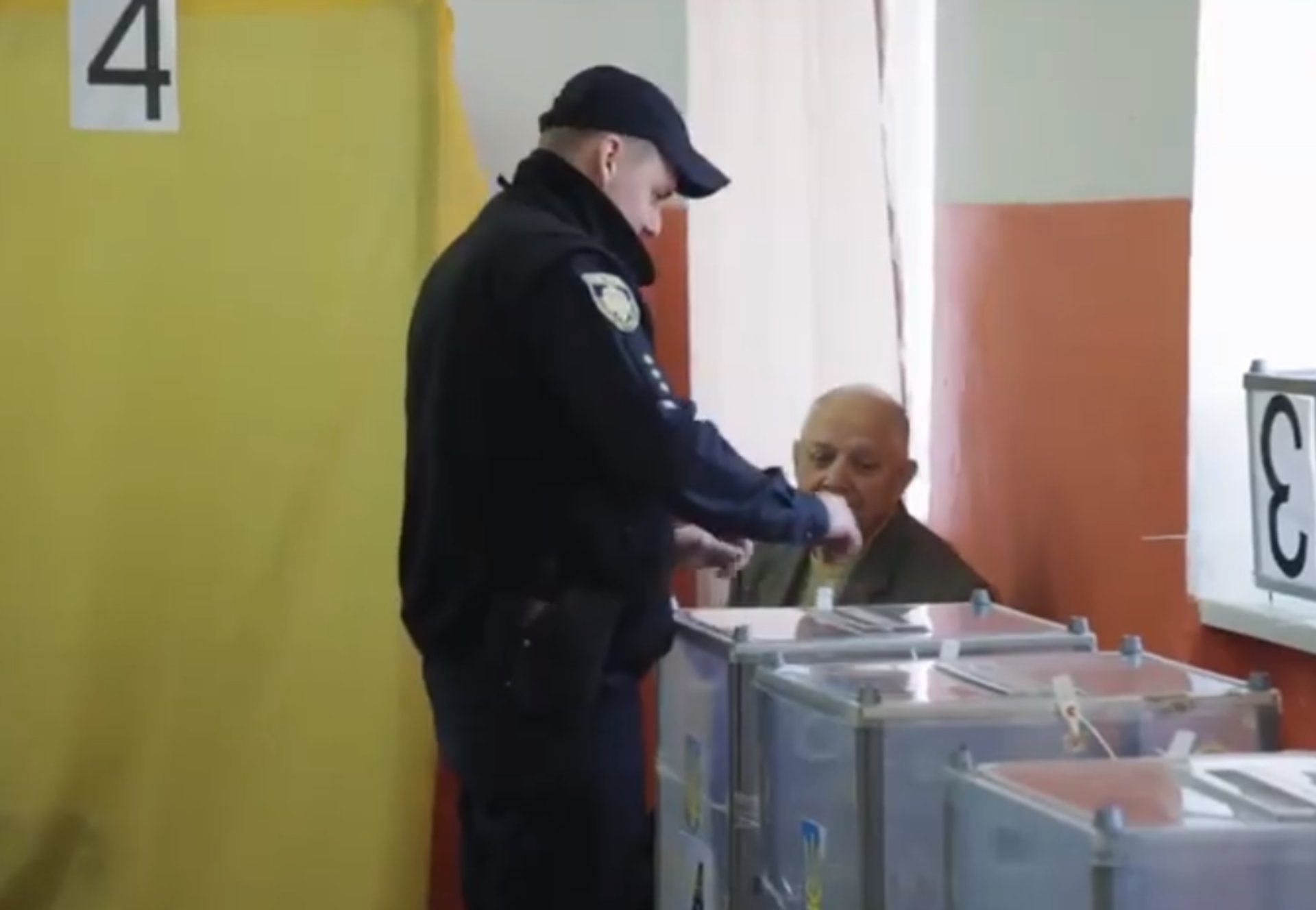 Голосування на виборчій дільниці у м. Трускавець. скриншот відео/"Джерела Трускавця"