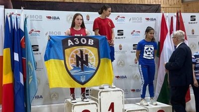 16-річна українка відмовилася прибрати прапор "Азову" на нагородженні в Угорщині