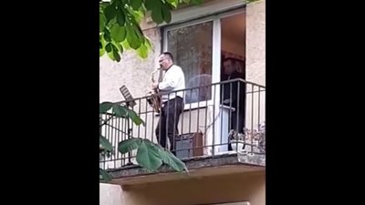 На Львівщині віртуоз-музикант виконав на балконі відомий український хіт (ВІДЕО)