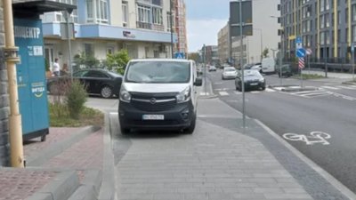 У Львові на вулиці не залишили місць для паркування