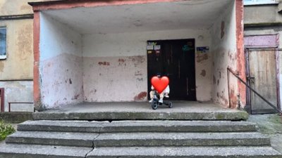 У Львові просять побудувати пандус при вході до житлового будинку