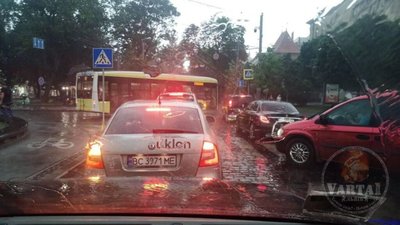 У центрі Львова зупинився електротранспорт (ФОТО)