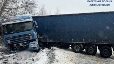 На Львівщині на трасі розвернуло вантажівку