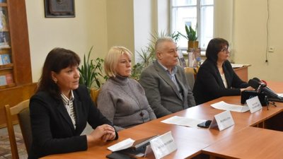 Освітяни та медики Львівщини виступили на захист Петра Порошенка (ФОТО, ВІДЕО)