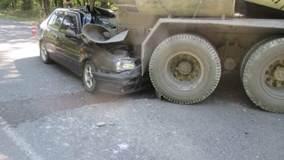 На Львівщині іномарка в‘їхала в бетоновоз: п‘ятеро травмованих, серед яких неповнолітня