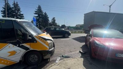 На Львівщині Тесла не розминулась із автомобілем