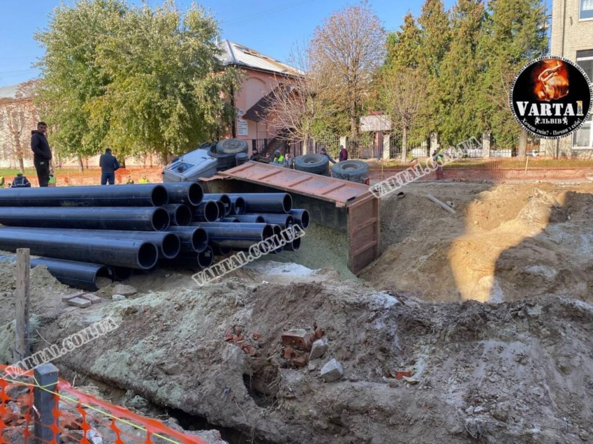 У Львові перекинулася вантажівка, фото Варта-1