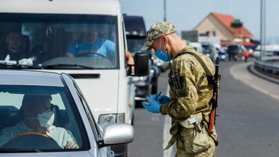 На західному кордоні черги автомобілів на виїзд з України