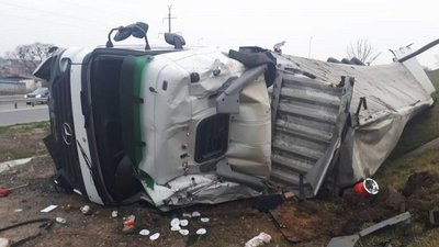 На Львівщині з траси злетіла фура (ФОТО)