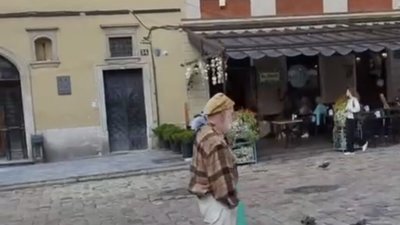 У центрі Львова чоловік похилого віку показував дивні рухи у штанах (ВІДЕО)