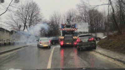 У Львові поламана вантажівка зупинила рух транспорту (ФОТО)