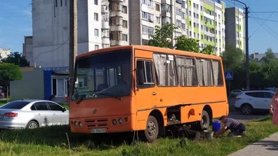 У Львові водій біля власного будинку ремонтує маршрутку (ФОТО)