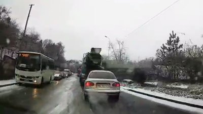 У Львові фури створюють затори перед обледенілими підйомами (ВІДЕО, ФОТО)
