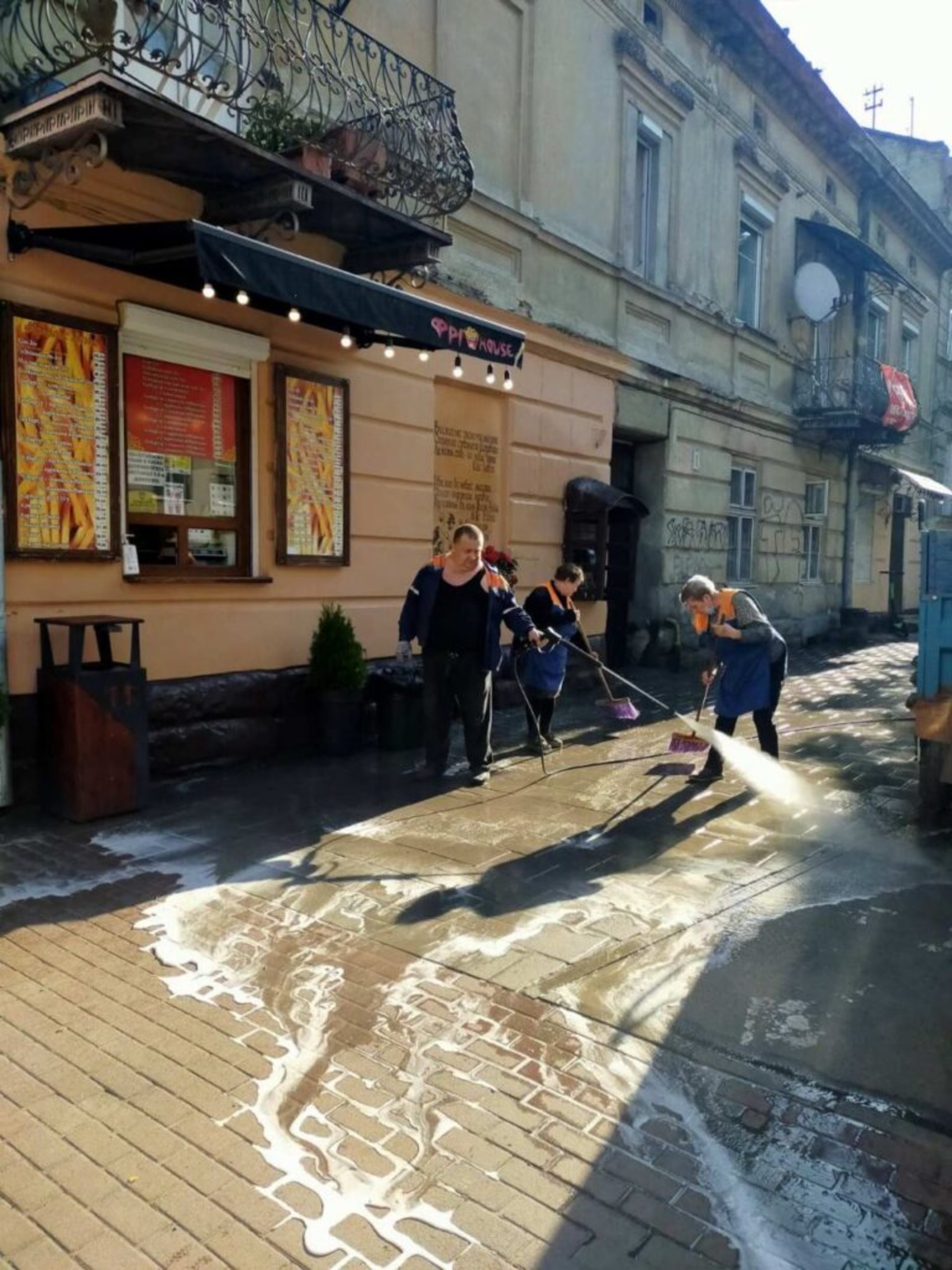 У Львові комунальники миють місто, фото ЛМР