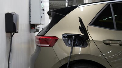 Половина покупців не планує купувати «електрички»